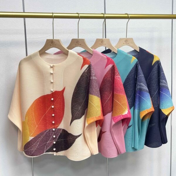 New pleated loose and versatile printed round neck cardigan with 13 leaf button top and batwing sleeves, stylish and stylish