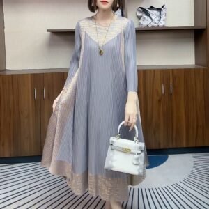 Middle aged mother's fashionable pleated dress for autumn 2024, new oversized loose and slimming style dress to cover the belly