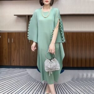 High end new dress with pleated and stylish style, oversized to show off weight, loose and fashionable to cover the stomach, knee high skirt to cover the stomach