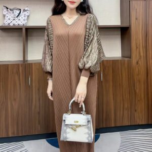 Early autumn high-end pleated slimming long dress with loose lantern sleeves and a stylish V-neck that covers flesh and stomach, long skirt：圖片 4