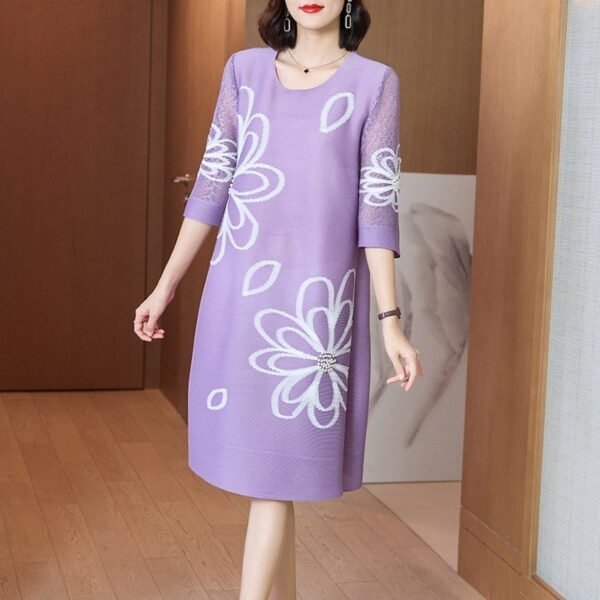 Stylish and loose 2024 new women's high-end dress with pleats, age reduction, plus size for mothers to cover their stomachs