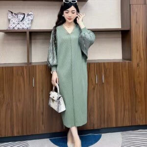 Early autumn high-end pleated slimming long dress with loose lantern sleeves and a stylish V-neck that covers flesh and stomach, long skirt：圖片 6