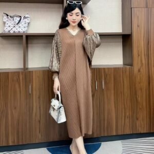 Early autumn high-end pleated slimming long dress with loose lantern sleeves and a stylish V-neck that covers flesh and stomach, long skirt