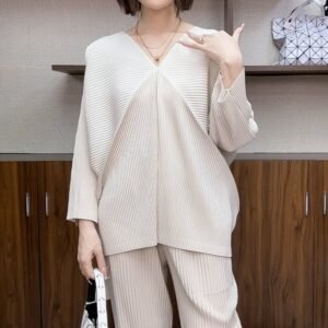 Autumn V-neck long sleeved T-shirt top for outerwear, popular style with small fragrance, pleated to cover the flesh, loose temperament, bata shirt looks slim