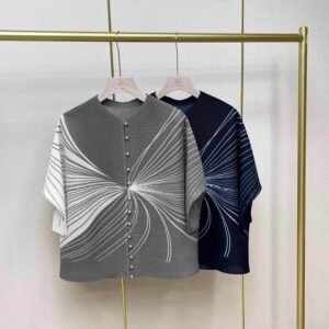 Jia Ning's new versatile and fashionable women's clothing covers flesh and appears slim with 13 button up cardigans and wrinkled tops, striped bat sleeves：圖片 2