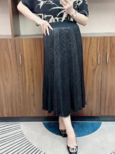 Wrinkled midi skirt is fashionable, slimming, versatile, women's black long style, simple, pleated skirt, elegant, high-end, A-line：圖片 3