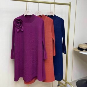 Autumn dress, fashionable and simple women's clothing, covering the belly and showing off thinness, medium to long style, high neck, one flower horizontal folding skirt, stylish round neck