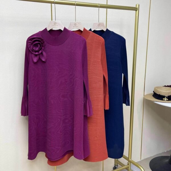 Autumn dress, fashionable and simple women's clothing, covering the belly and showing off thinness, medium to long style, high neck, one flower horizontal folding skirt, stylish round neck