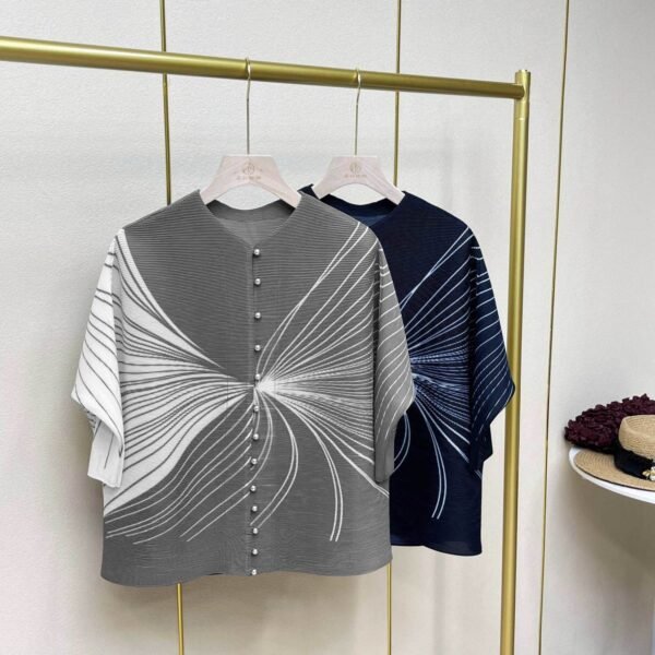 Jia Ning's new versatile and fashionable women's clothing covers flesh and appears slim with 13 button up cardigans and wrinkled tops, striped bat sleeves
