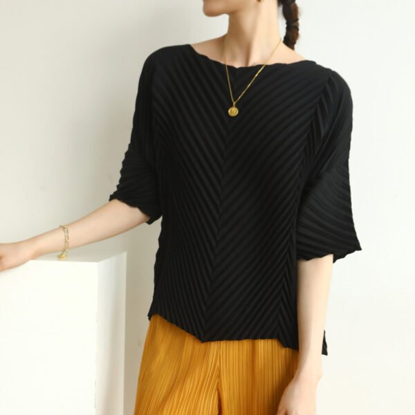 Bat sleeves show a slimming temperament, casual women's thin style pullover, clean color frog top, five quarter sleeve pleated simple round neck