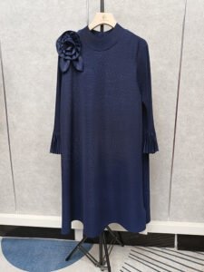 Autumn dress, fashionable and simple women's clothing, covering the belly and showing off thinness, medium to long style, high neck, one flower horizontal folding skirt, stylish round neck：圖片 9