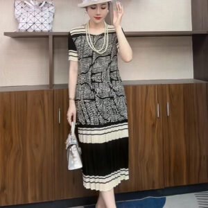 Fashionable pleated striped dress with summer style, slimming print short sleeved pleated skirt, anti-aging splicing, black and white