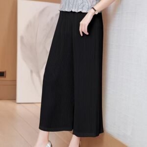 Jia Ning summer slimming and loose fitting cropped pants in large size, with a loose fit and solid color toothpick pleats. Wide leg pants with pleats
