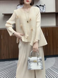 Three dimensional flower 2024 woven new fresh top for outerwear, niche and popular, small fragrance style, covering the flesh, socialite round neck：圖片 6