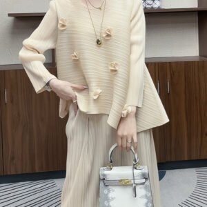 Three dimensional flower 2024 woven new fresh top for outerwear, niche and popular, small fragrance style, covering the flesh, socialite round neck