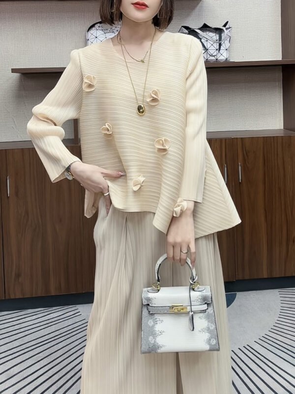 Three dimensional flower 2024 woven new fresh top for outerwear, niche and popular, small fragrance style, covering the flesh, socialite round neck
