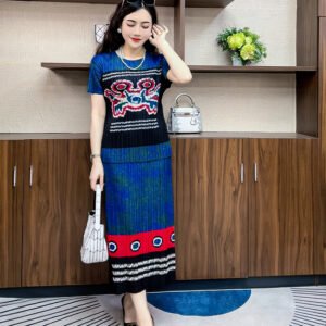 Jianing women's clothing set exudes a slimming and fashionable summer style, with short sleeves that exude a western-style and casual vibe. It features vintage, age reducing prints and loose stitching