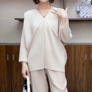 Unfolded 2024 new plus size batwing sleeve top with advanced age reducing temperament and versatile V-neck long sleeved T-shirt stripes：圖片 5