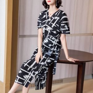 Jia Ning pleated new star sparkling vertical stripe set, private school socialite light mature style, V-neck five quarter sleeved long skirt looks slim：圖片 9
