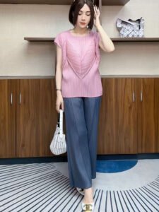 Miyake 2024 Summer Minimalist T-shirt Top for Women's New Short Sleeve Style Square Neck Look Slimming and Age Reducing Folded Top：圖片 6