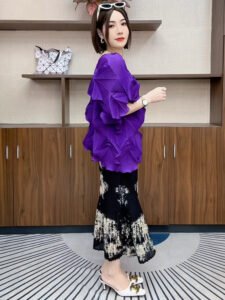 Miyake Top Women's 2024 Autumn New Shirt V-neck Solid Color Niche High end Folded Temperament Commuting T-shirt Women：圖片 5