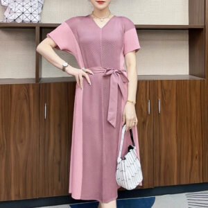 Summer new loose strap dress V-neck women's dress looks slim and stylish, with a cinched waist and a stylish look