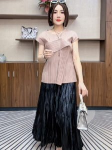 Miyake short sleeved t-shirt women's versatile design sense niche slim fit solid color temperament 2024 summer pleated new top：圖片 2