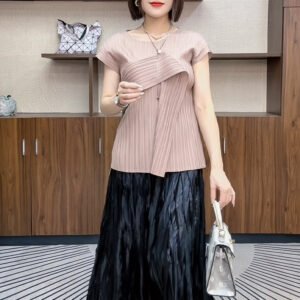 Miyake short sleeved t-shirt women's versatile design sense niche slim fit solid color temperament 2024 summer pleated new top