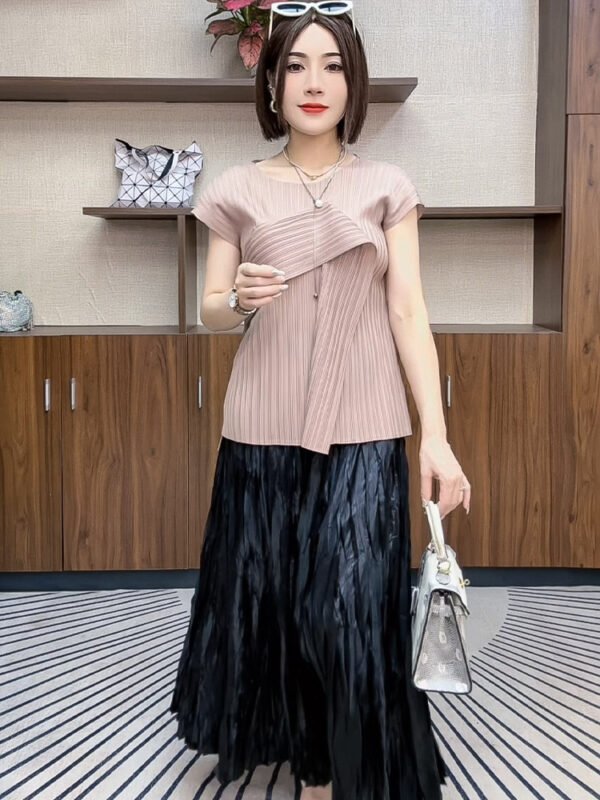 Miyake short sleeved t-shirt women's versatile design sense niche slim fit solid color temperament 2024 summer pleated new top
