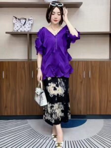 Miyake Top Women's 2024 Autumn New Shirt V-neck Solid Color Niche High end Folded Temperament Commuting T-shirt Women：圖片 2