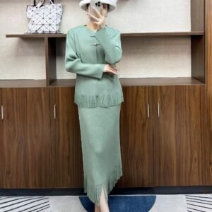 Jia Ning's new minimalist style long sleeved plus size loose women's pleated two-piece set with brooch and tassel half skirt set：圖片 4