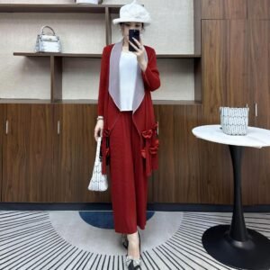 Jia Ning's new style exudes a fashionable and versatile style, with loose fit and medium to long length for women's clothing. It features a bold black striped nail flower jacket
