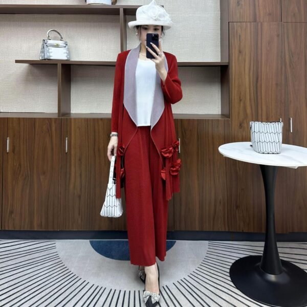Jia Ning's new style exudes a fashionable and versatile style, with loose fit and medium to long length for women's clothing. It features a bold black striped nail flower jacket