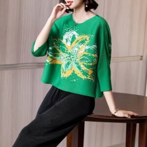 Jia Ning's new versatile sweet temperament short top with large floral rhinestones, round neck regular fashion, elegant and stylish commuting style：圖片 3