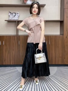 Miyake short sleeved t-shirt women's versatile design sense niche slim fit solid color temperament 2024 summer pleated new top：圖片 3