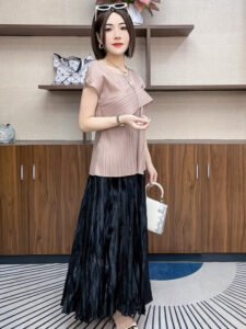 Miyake short sleeved t-shirt women's versatile design sense niche slim fit solid color temperament 2024 summer pleated new top：圖片 4