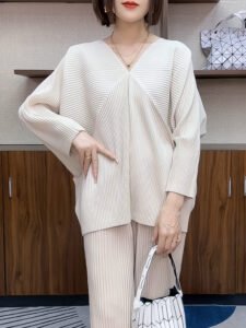 Unfolded 2024 new plus size batwing sleeve top with advanced age reducing temperament and versatile V-neck long sleeved T-shirt stripes：圖片 2