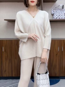 Unfolded 2024 new plus size batwing sleeve top with advanced age reducing temperament and versatile V-neck long sleeved T-shirt stripes：圖片 3