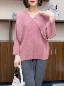 Unfolded 2024 new plus size batwing sleeve top with advanced age reducing temperament and versatile V-neck long sleeved T-shirt stripes：圖片 8