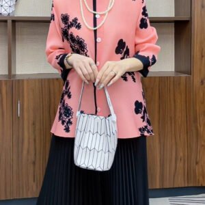 High end contrasting printed stand up collar pleated shirt with loose nine quarter sleeves and single breasted top for women, summer and autumn new style
