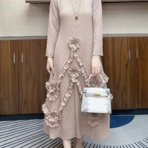 New round neck dress, long skirt with cinched waist, French temperament, seven flower embroidered dress, plus size, autumn and winter fashion