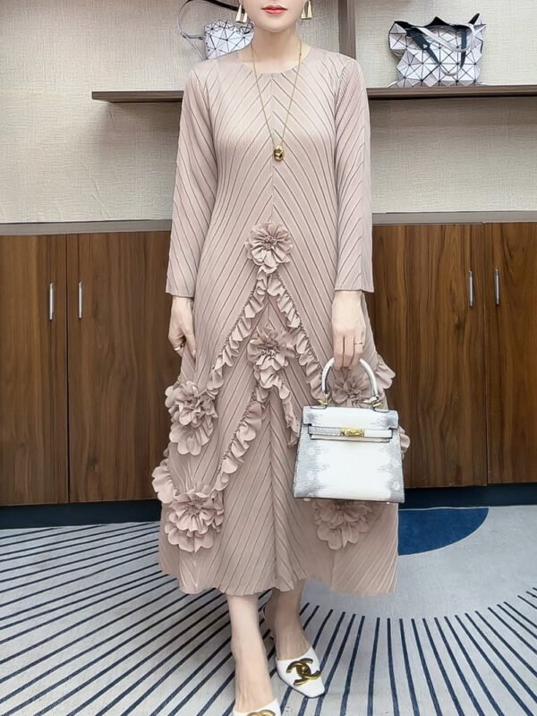 New round neck dress, long skirt with cinched waist, French temperament, seven flower embroidered dress, plus size, autumn and winter fashion