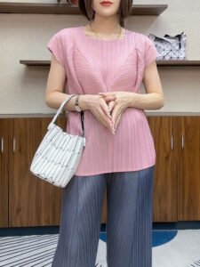 Miyake 2024 Summer Minimalist T-shirt Top for Women's New Short Sleeve Style Square Neck Look Slimming and Age Reducing Folded Top：圖片 4