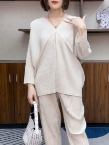 Unfolded 2024 new plus size batwing sleeve top with advanced age reducing temperament and versatile V-neck long sleeved T-shirt stripes：圖片 4