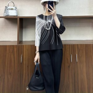 Jia Ning's new fashionable, atmospheric, loose fit plus size set for slimming women's round neck printed line top