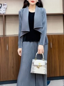 2024 early autumn coat women's pleated thick fabric long sleeved cardigan top niche new striped long sleeved casual：圖片 2