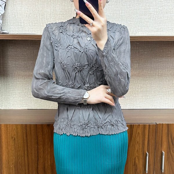 Jia Ning's new breathable pullover oversized slim fit elastic women's long sleeved shirt with a semi high collar and hand held floral long sleeved top