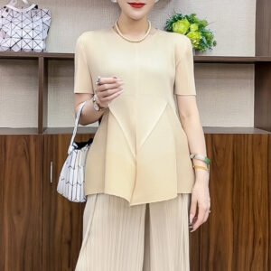 Short women's clothing exudes a slimming temperament with a fashionable and casual top. Summer is loose, irregular, simple, versatile, round neck, solid color