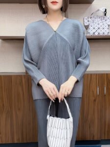 Unfolded 2024 new plus size batwing sleeve top with advanced age reducing temperament and versatile V-neck long sleeved T-shirt stripes：圖片 6