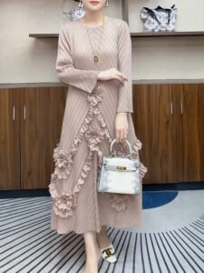 New round neck dress, long skirt with cinched waist, French temperament, seven flower embroidered dress, plus size, autumn and winter fashion：圖片 2